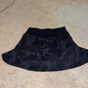 Lululemon black camo skirt, size 0. Never worn.